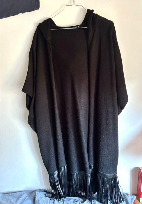 Casaco de malha preto comprido com farripas