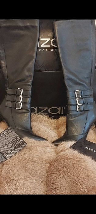 Czarne skórzane kozaki na szpilce z ozdobnymi klamrami Marki Kazar