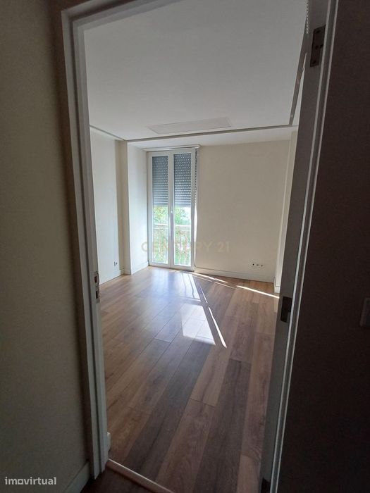 Apartamento T4 remodelado e com varandas frente ao Spacio Shopping dos
