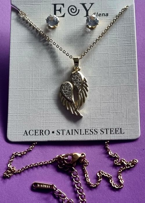 Conjunto dourado (colar e brincos) com asas de anjo. Tem extensor