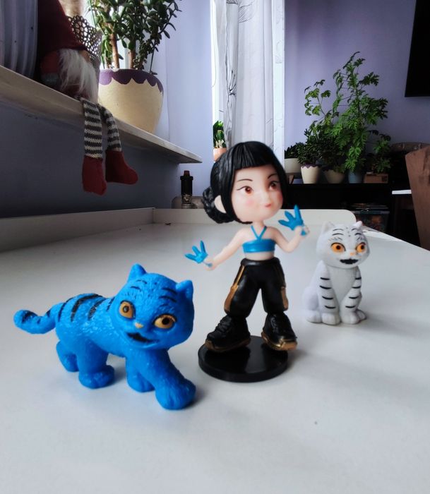 K-pop Demon Hunters - zestaw 3 figurek Zoey i tygrys Derpy.