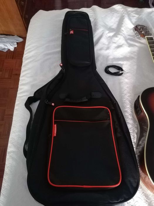 Guitarra Aria Semi-electrica com cabo e capa de transporte