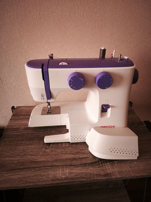 Швейная машинка Necchi M213A ,почти новая