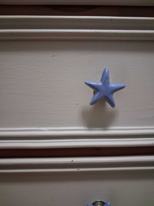 Cómoda para quarto de bebé / rapaz com quatro gavetas espaçosas, em bom estado geral.