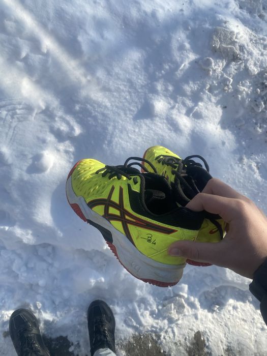 Продам волейбольні кросівки асіки