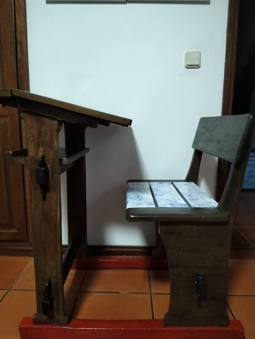 Carteira de escola antiga tem pelo menos 45 anos toda renovada  boas