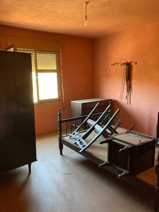 Moradia V6 independente e outros lotes