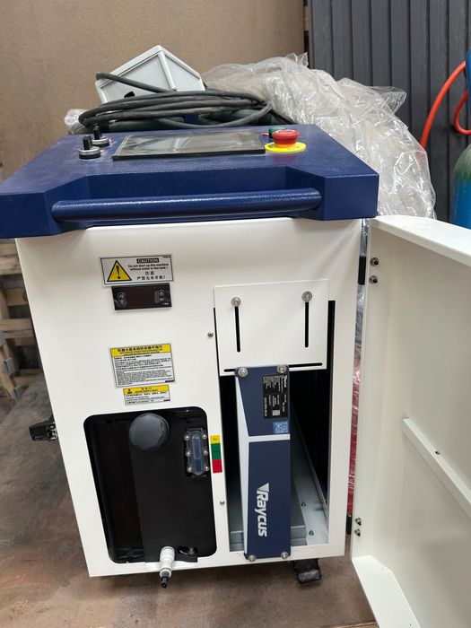 Máquina multifunções 4 em 1 de 2000 W para soldadura, limpeza e corte a laser.