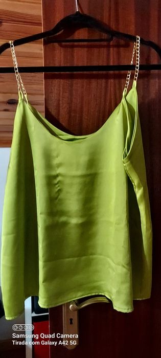Top verde com alças em metal