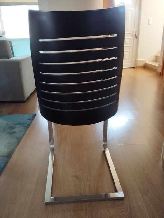 Cadeiras em wengue com forro em bege