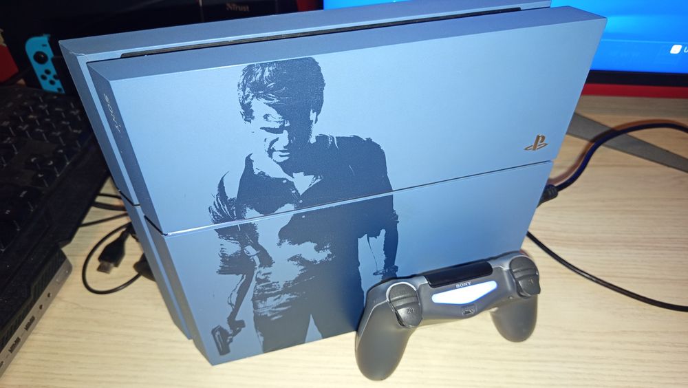 PS4 UNCHARTED 1 TB  + comando.
