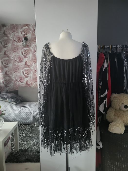Czarna sukienka tiulowa ze srebrnymi cekinowymi frędzlami 42-44