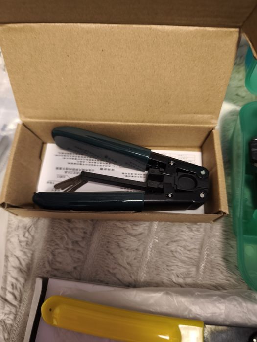 Mala com algumas acessórios para fibra ótica só o que está na imagem