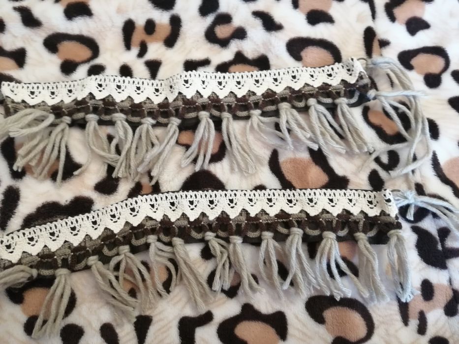 Castiçais para velas e um conjunto de franjas para calças