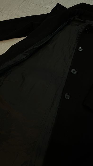 Чорне шерстяне пальто