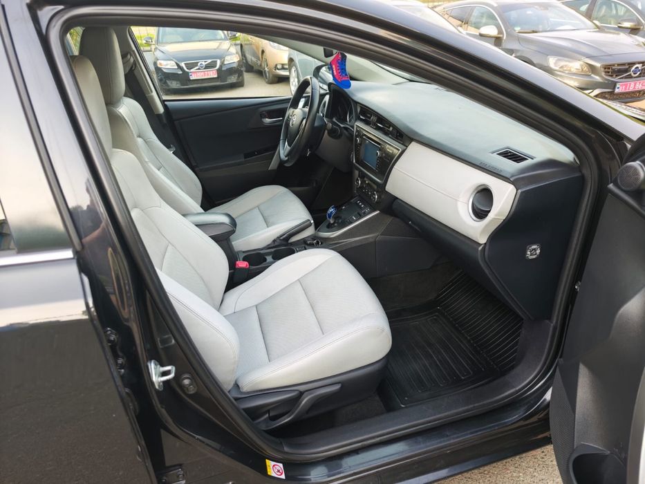 TOYOTA AURIS HYBRID 1,8 бенз+електро  2014