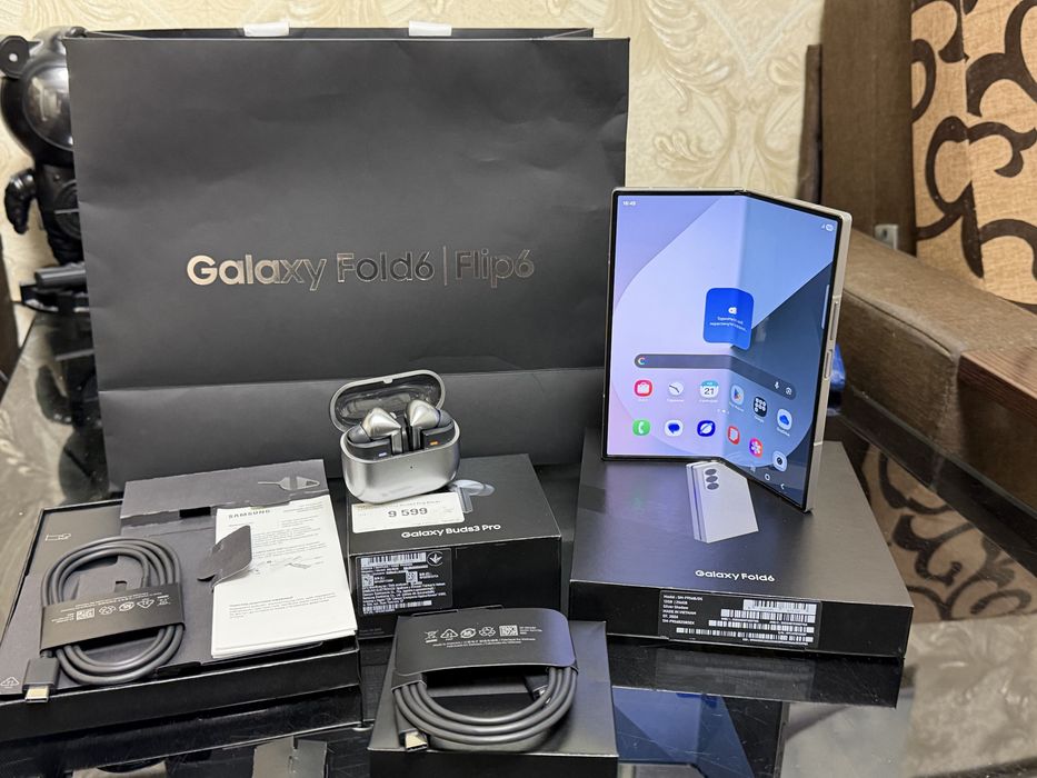 Samsung Galaxy Z Fold 6 + Samsung Galaxy Buds 3 Pro