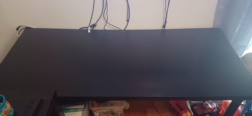 Mesa 140×60 cm com fones gamer teclado gamer e rato gamer com leds