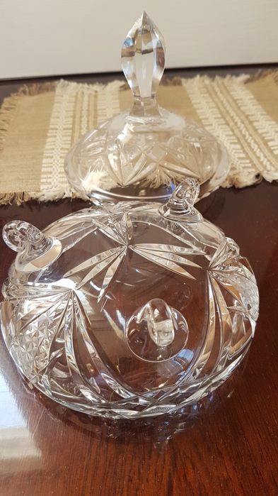 Elegancka bomboniera na nóżkach. Kryształ