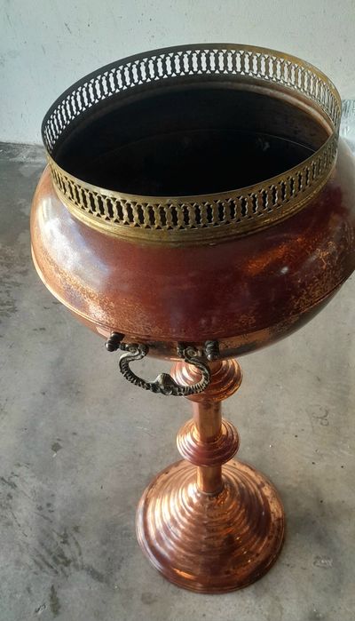Floreira antiga em cobre e metal