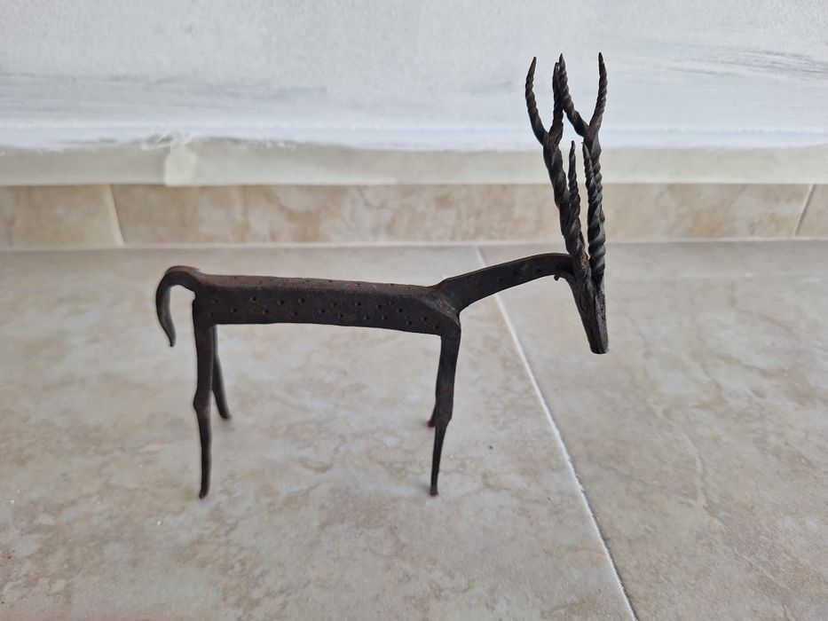 Escultura metal em forma de veado