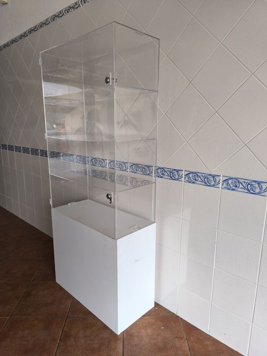 Móvel acrilico com quatro prateleiras e com fechadura