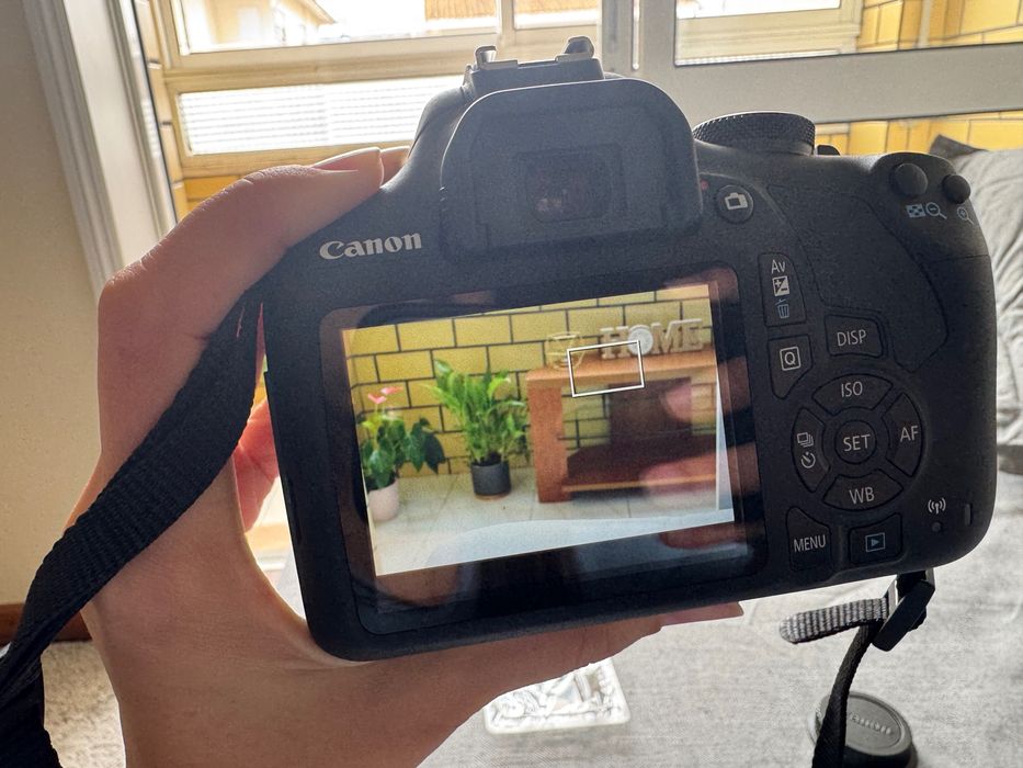 Câmera Semiprofissional CANON EOS 2000D