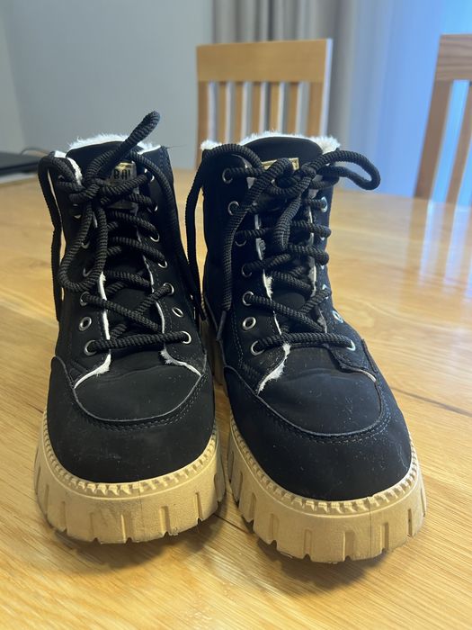 Czarne buty z futerkiem na grubej podeszwie. Sneakersy 39 /24 cm