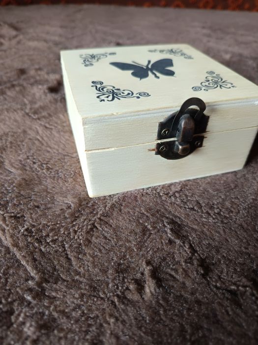 Drewniana szkatułka, pudełko z motylem, motyl