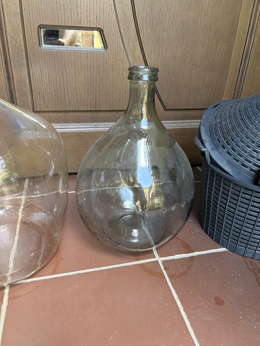 Dwa dymiony gąsiary na wino