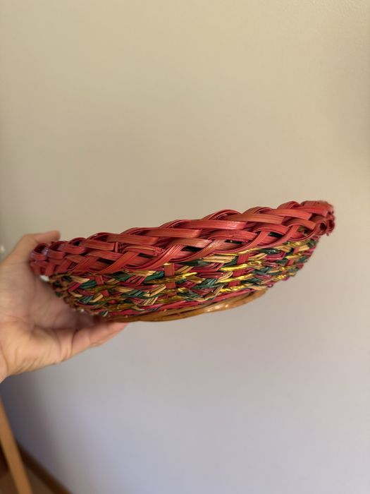 Cesto vermelho e verde e dourado