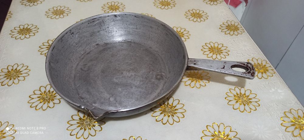 Продам литую сковородку толстостенную СССР