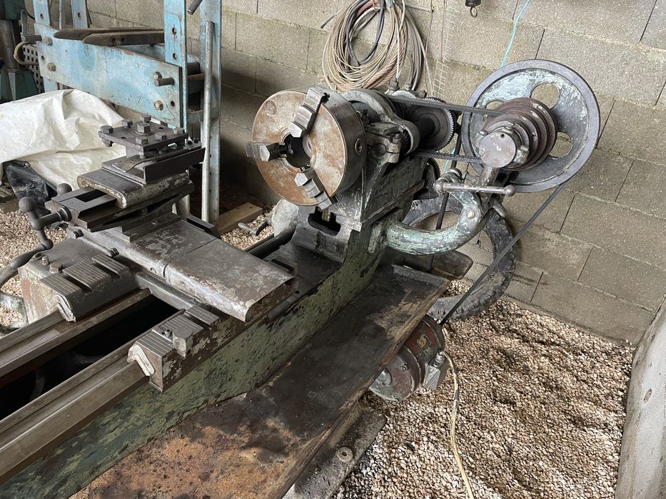 Torno usado funcional para desocupar