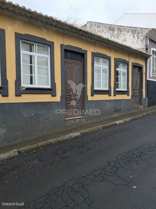 Moradia localizada na freguesia da Ribeirinha