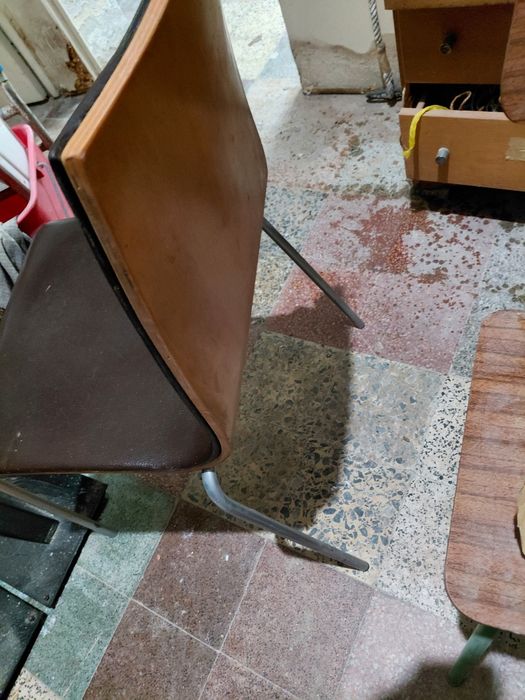 Cadeira bonita acastanha e madeira ,pernas de aluminio