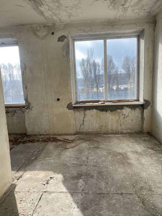 Окрема будівля із зручним підʼїздом