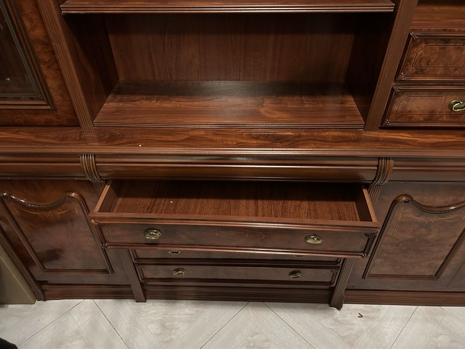 Armario de sala em madeira