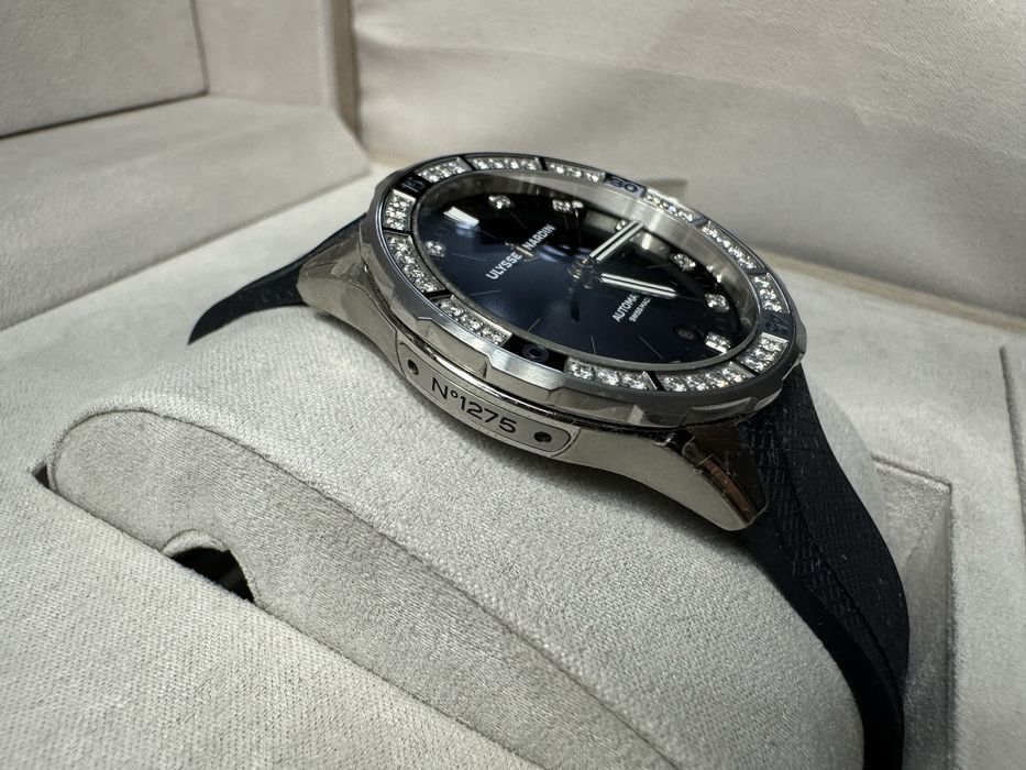 Новые стоят 700 тыс грн.NEW ULYSSE NARDIN. Nobles