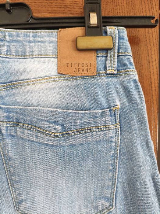 Calça de ganga de mulher da marca Tiffosi