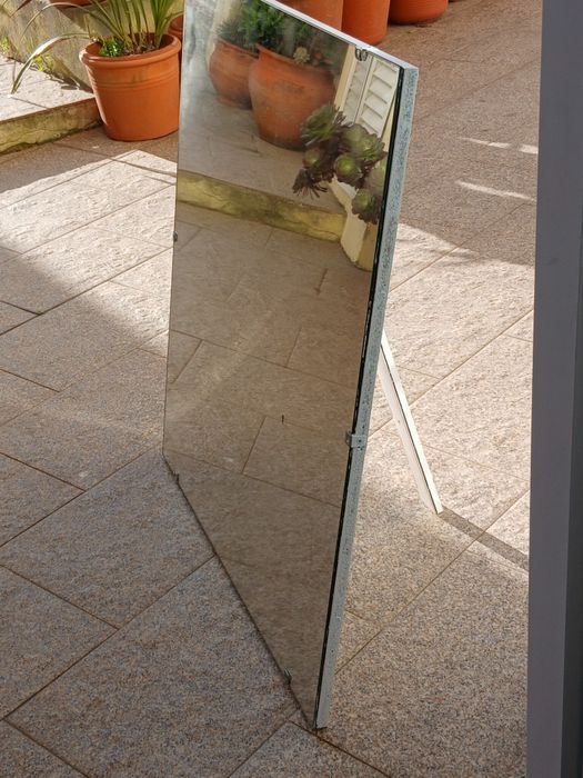 Vendo ESPELHO GRANDE com apoio traseiro. Possibilidade de entrega
