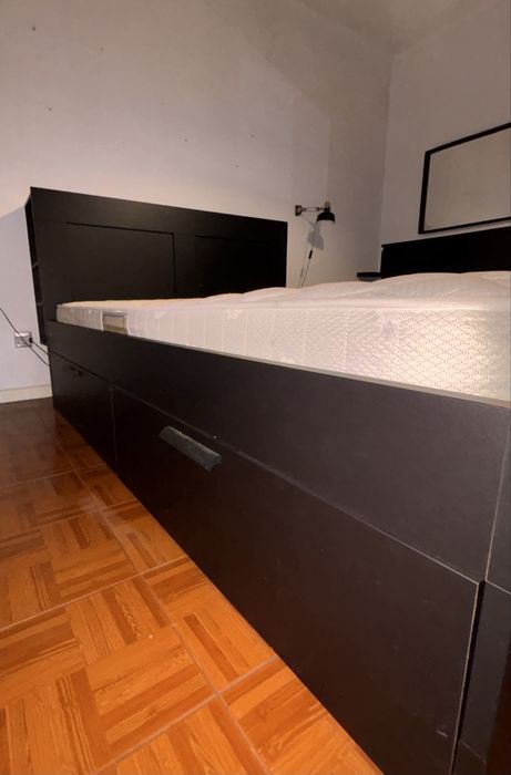 Cama com arrumação preta IKEA