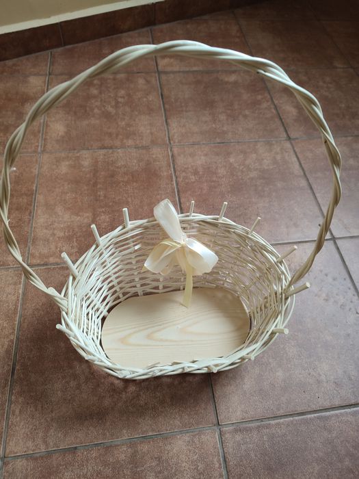 Koszyk wiklinowy.