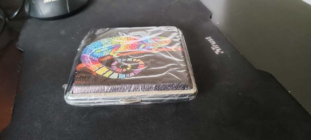 Caixa de cigarros preta com camaleão