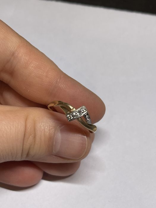 Золотое кольцо с бриллиантом 0.04 Ct