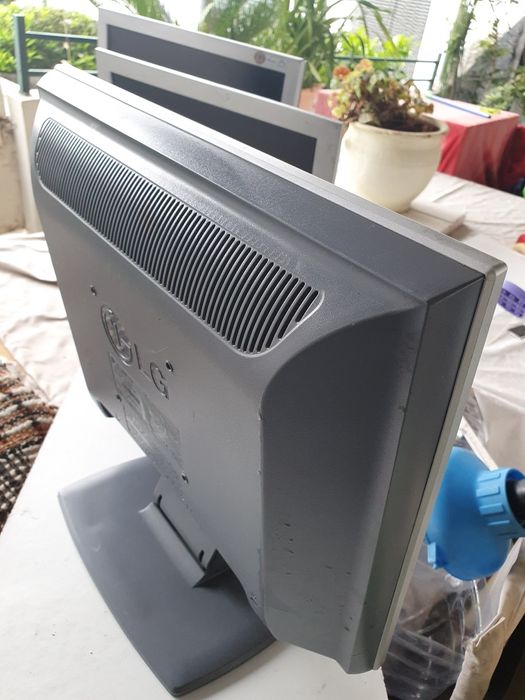 Monitores 15 polegadas em bom estado.