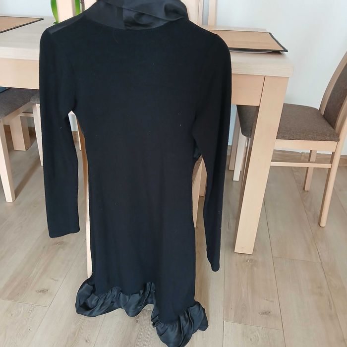 Wizytowa czarna ciekawa sukienka