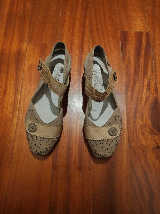 Sapatos em pele genuína da marca Rieker. Como Novos