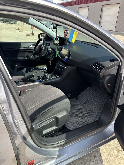 Продам Peugeot 308  2015року