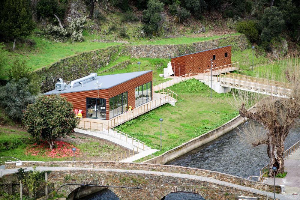 2 terrenos juntos       290m de margem de estrada nacional 344