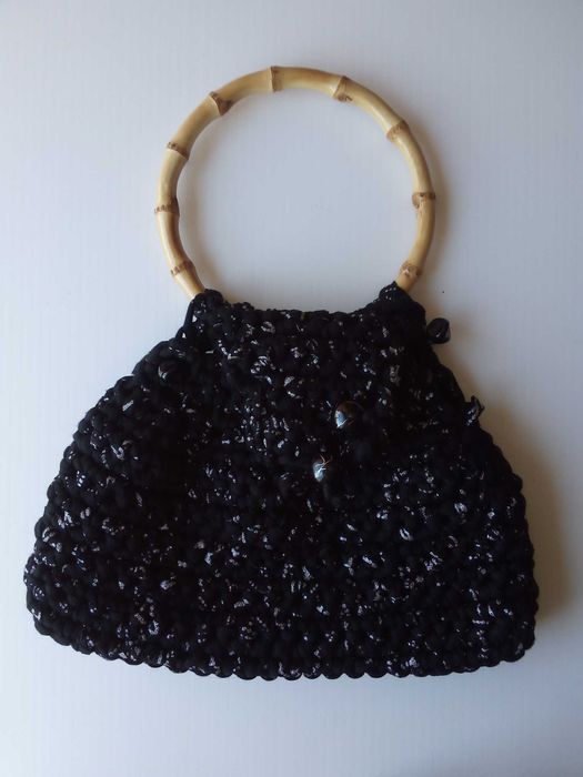 Bolsa de mão artesanal, em trapilho, usada